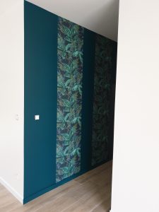 Peinture Eucalyptus 1 de chez Dulux V. et papier peint posés dans le couloir