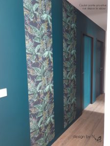 décoration aménagement couloir vert et papier peint feuilles