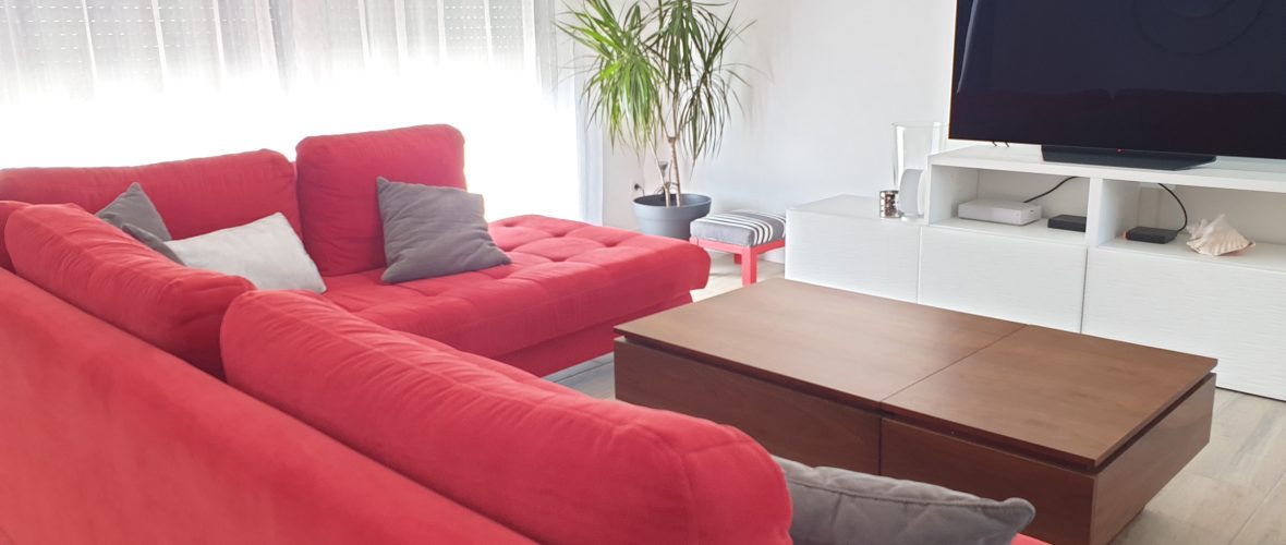 Décoratrice d'intérieur à Toulouse_décoration aménagement séjour canapé rouge